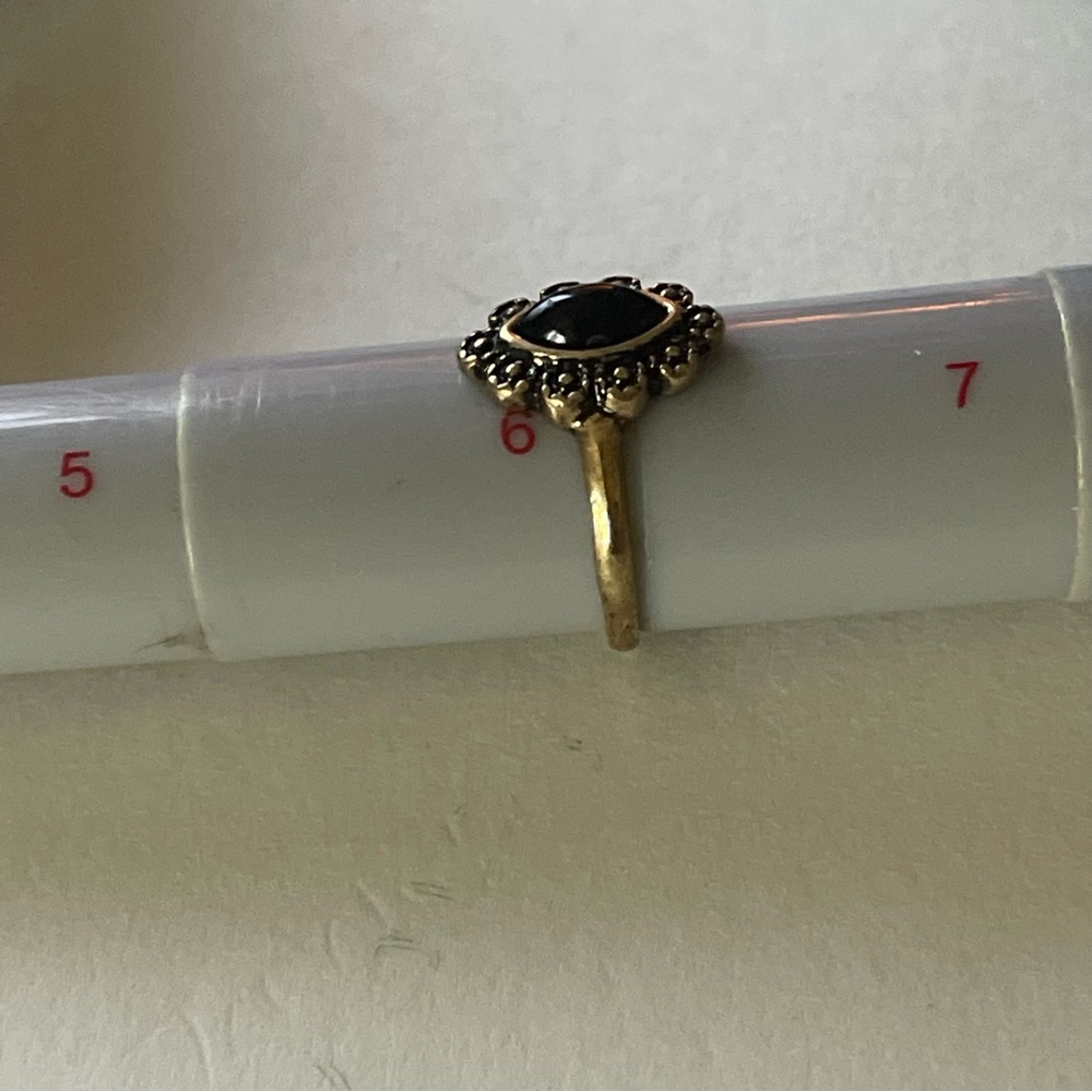 Vintage Woman’s Antique Gold Black Onyx Oval Natural Stone Floral Victorian Ring - Picture 13 of 13